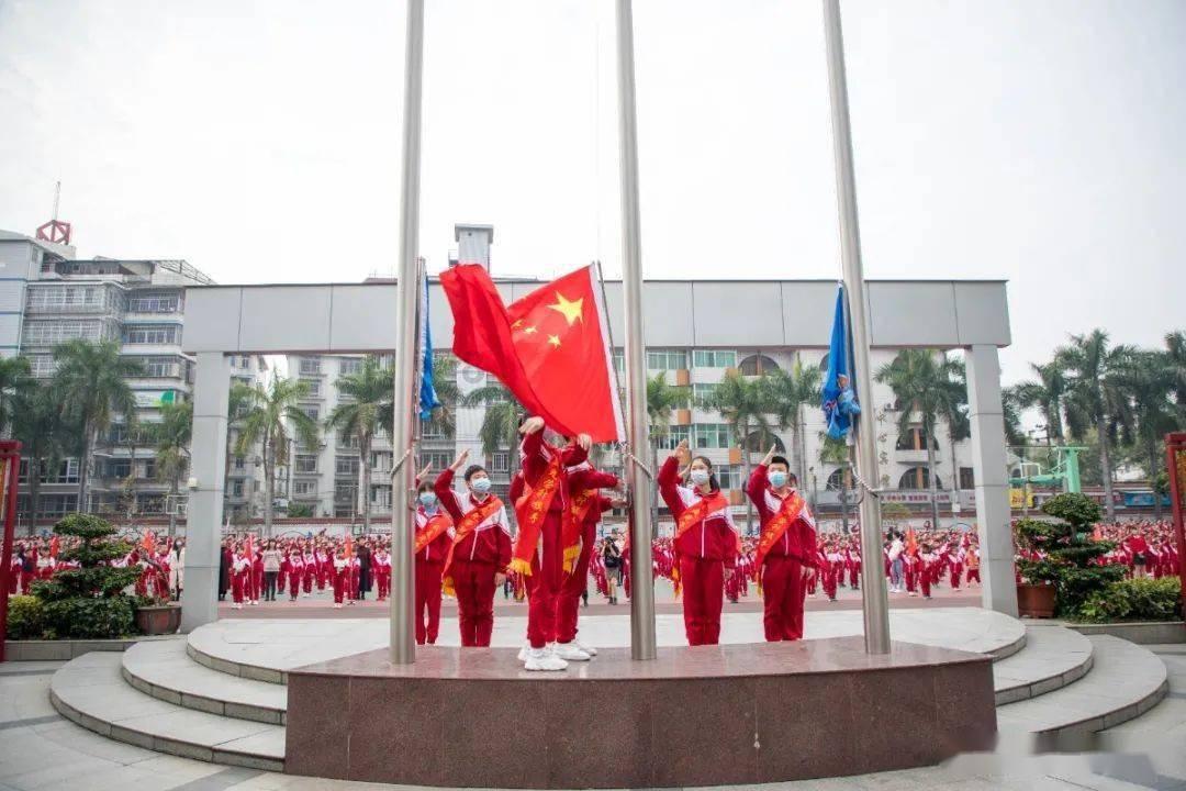 山西晋城一男子发现狗崽被装袋扔垃圾桶，为什么说流浪动物根源在于人？